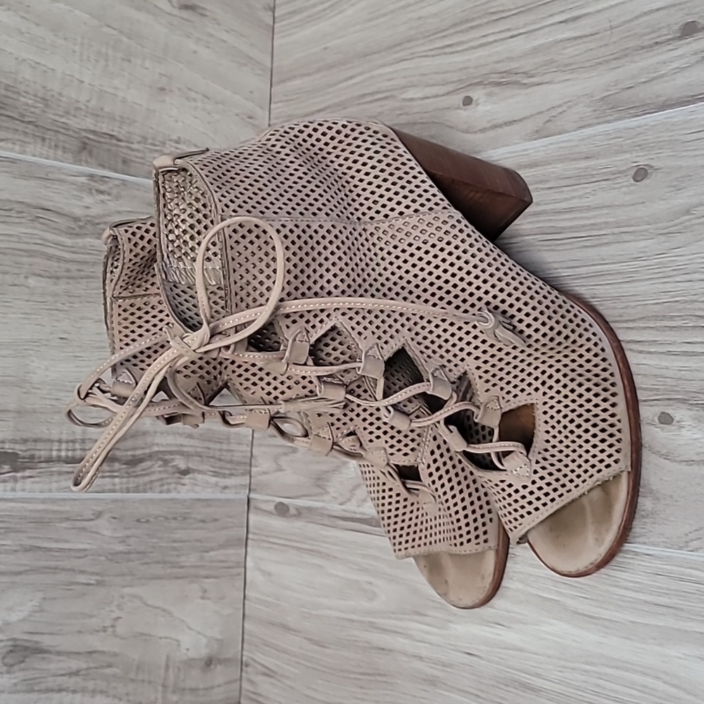 Frye Perforated Ghillie Lace-Up Booties Taupe Tan Size 7.5 Block Heel
